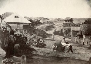 Мальчики борца учиняют. Фото 1886 г. (Архив Русского географического общества)