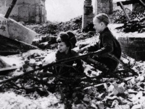 Мальчишки города Сталинграда. Улица Комсомольская 1944
